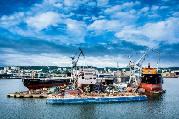 Вид на порт набережна і верфі Гдиня, Польща — стокове фото