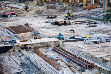 İnşaat alanında erken aşamada birkaç vinç ile