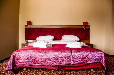 havlu ve bornoz ile lüks otel odasında Çift Kişilik Yatak