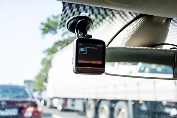 Gravador de vídeo do carro instalado na janela — Fotografia de Stock