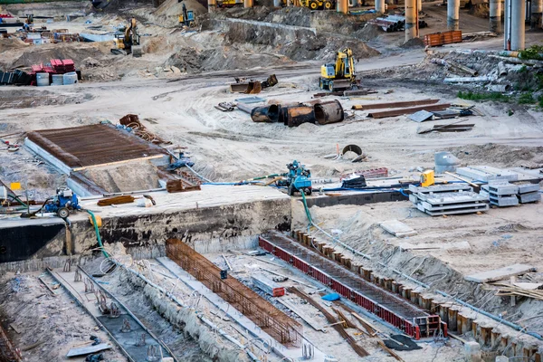 İnşaat alanında erken aşamada birkaç vinç ile