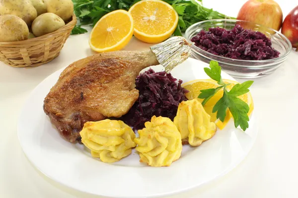 Duck drumstick with red cabbage — Stock Photo, Image