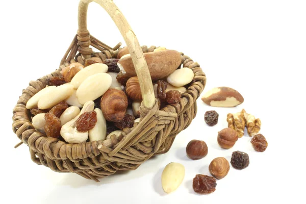 Krokante noten en rozijnen als tussendoortje — Stockfoto