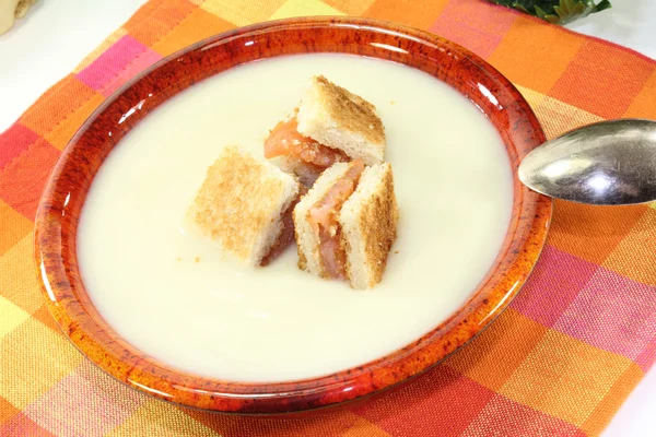 Cream of celery soup with salmon croutons — Stock Photo, Image