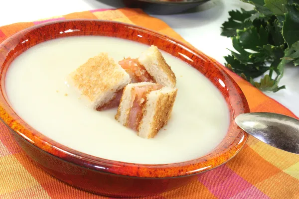 Creme de sopa de aipo acabado de cozinhar com croutons de salmão — Fotografia de Stock