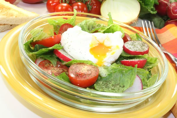 Salade met gepocheerde ei — Stockfoto