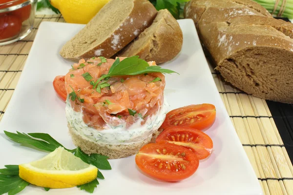 Freshly prepared salmon tartare — Stock Photo, Image