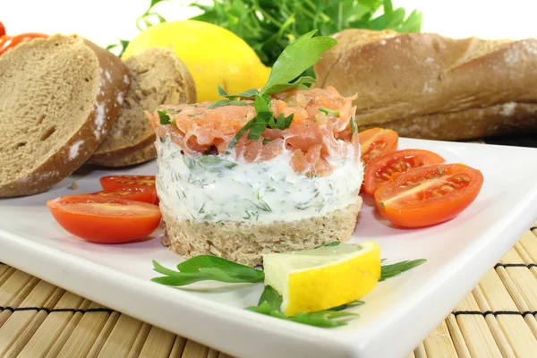 Tartare de salmão com salsa — Fotografia de Stock