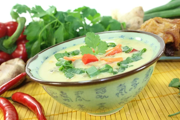 Curry soep met kip en shiitake champignons — Stockfoto