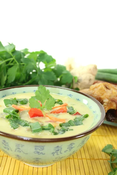 Currysuppe mit Huhn und Kokosmilch — Stockfoto