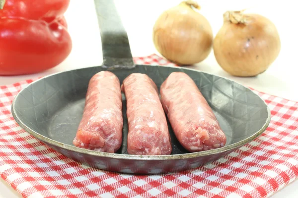 Salsiccia con peperoni e cipolle in padella — Foto Stock