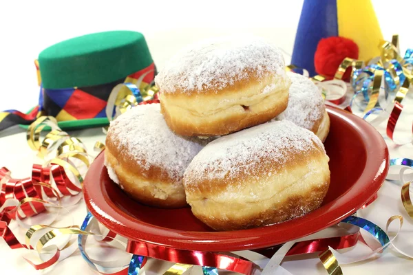 Frittelle con stelle filanti e cappelli di carnevale — Foto Stock