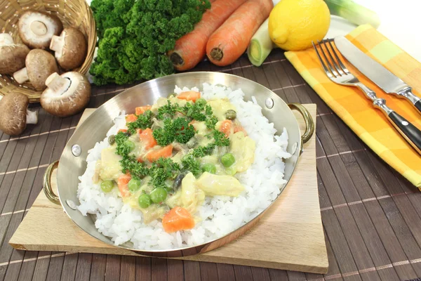 Frikassee pollo con arroz y verduras —  Fotos de Stock