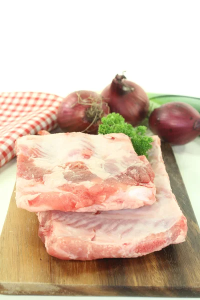 Rundvlees spareribs op een houten bord — Stockfoto