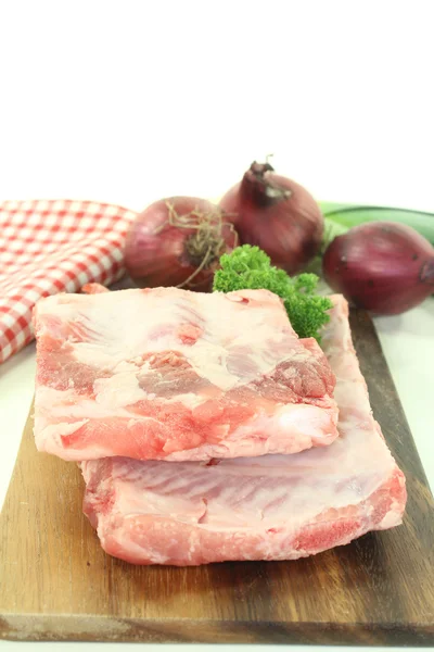 Costillas de repuesto de res en una tabla de madera —  Fotos de Stock