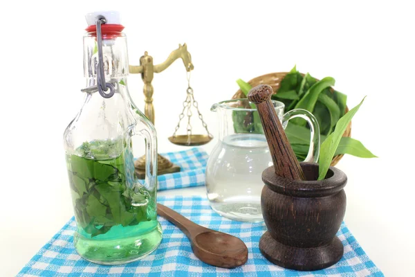 Wild garlic tincture with mortar — Stock Photo, Image