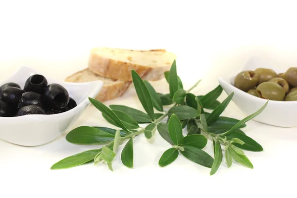 Свежие оливки с хлебом — стоковое фото