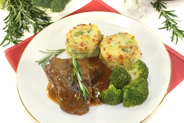 Hertenvlees medaillons met aardappelgratin — Stockfoto