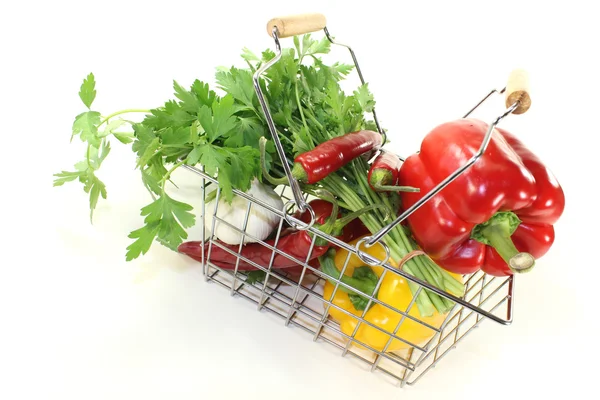 Cesta de compras com legumes frescos — Fotografia de Stock