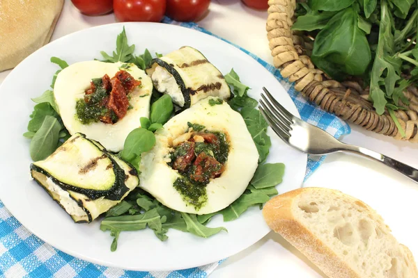 Zucchini-Rollen und gefüllter Mozzarella mit Rucola — Stockfoto