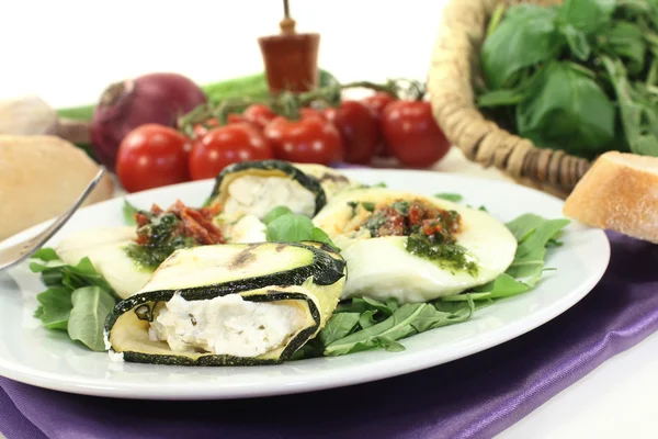 Rolos de Courgette e mussarela cheia — Fotografia de Stock