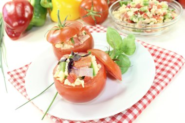 doldurulmuş domates makarna salatası ile