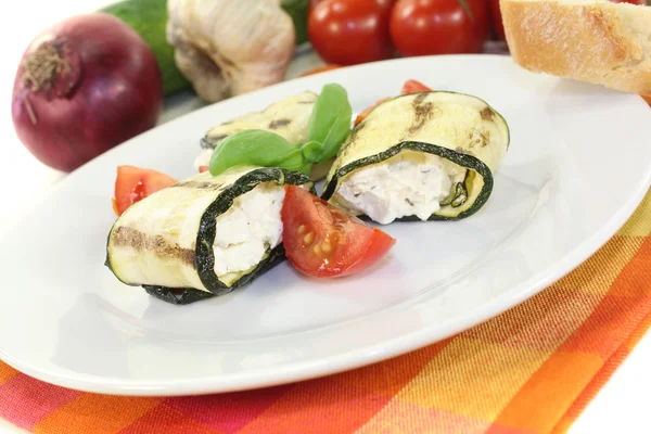 Rollos de calabacín rellenos frescos —  Fotos de Stock