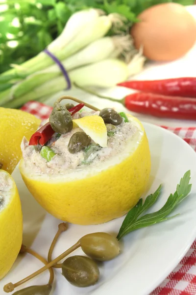 Gefüllte Zitronen mit Thunfischcreme und Eiern — Stockfoto