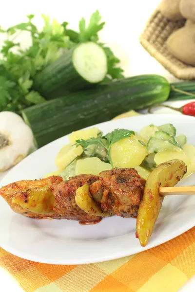 Salada de pepino de batata com espetos de fogo e pimenta — Fotografia de Stock
