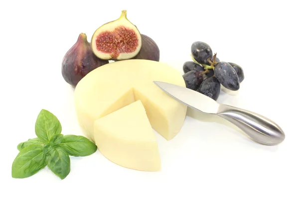 Κομμάτι τυρί με μαχαίρι — Φωτογραφία Αρχείου