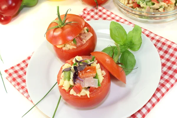 Tomates recheados com salada de macarrão e agrião — Fotografia de Stock