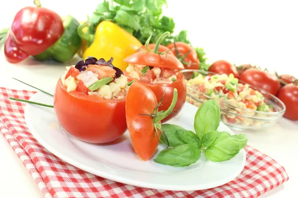 Tomates recheados com salada de macarrão e pimentão — Fotografia de Stock