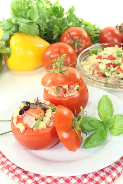 Gefüllte Tomaten mit Nudelsalat — Stockfoto