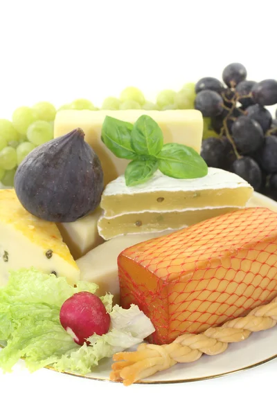 Pieces of cheese with grapes — Stock Photo, Image