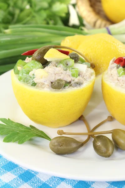 Limones rellenos con crema de atún —  Fotos de Stock