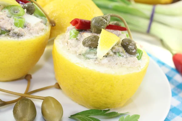 Limones rellenos con crema de atún y alcaparras —  Fotos de Stock