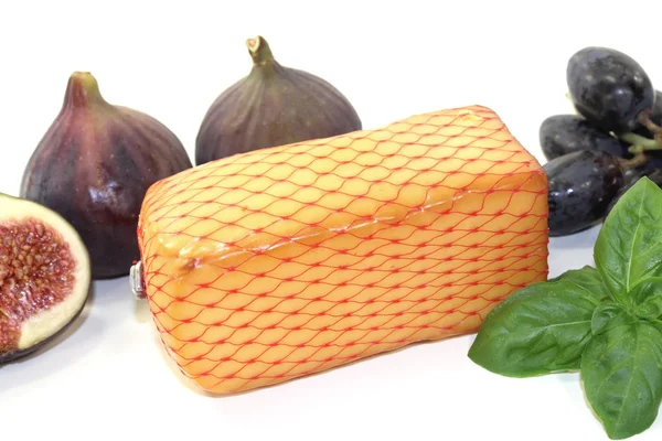 Pezzo di formaggio con fichi — Foto Stock