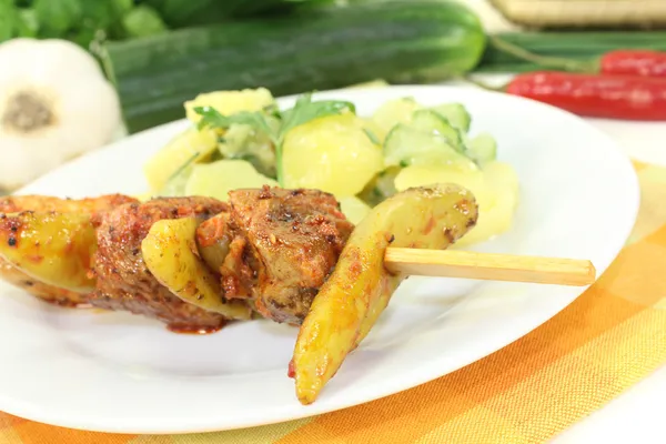 Ateş şiş patates ve salatalık salatası — Stok fotoğraf