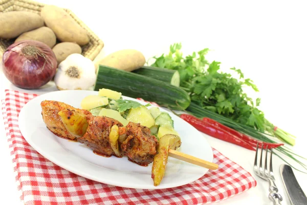 Ensalada de patata y pepino con pinchos de fuego y chile —  Fotos de Stock