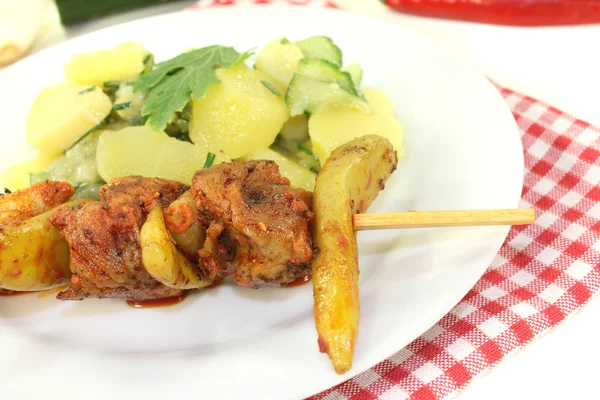 Salade de pommes de terre-concombre fraîche avec brochettes de feu — Photo