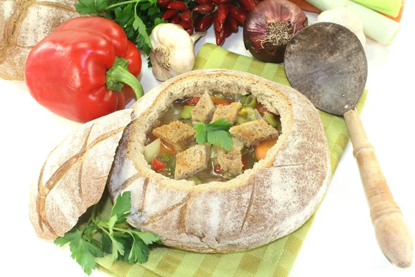 Soep met Spaanse peper brood — Stockfoto