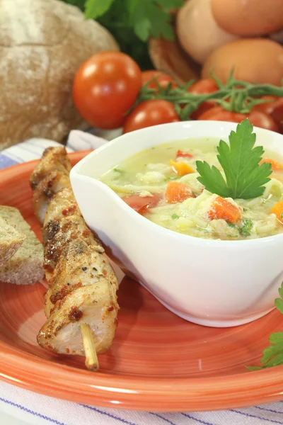 Куриный суп с помидорами — стоковое фото