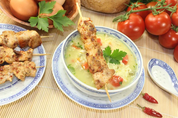 Sopa de frango asiático com tomates — Fotografia de Stock