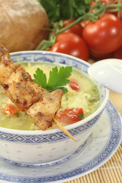 Азиатский куриный суп с зеленью — стоковое фото