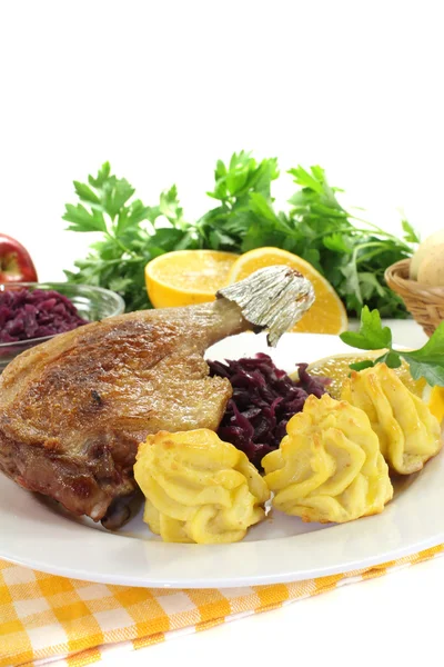 Heiße Entenkeule mit Rotkohl — Stockfoto