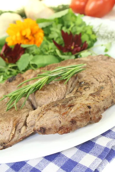 Steak de surlonge avec salade d'herbes sauvages et romarin — Photo