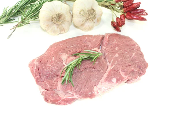 Čerstvé syrové ribeye steak s rozmarýnem — Stock fotografie