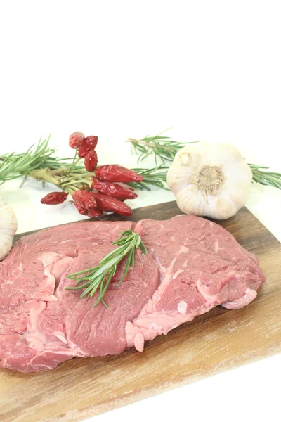 Bife Ribeye com alho, pimenta e alecrim — Fotografia de Stock