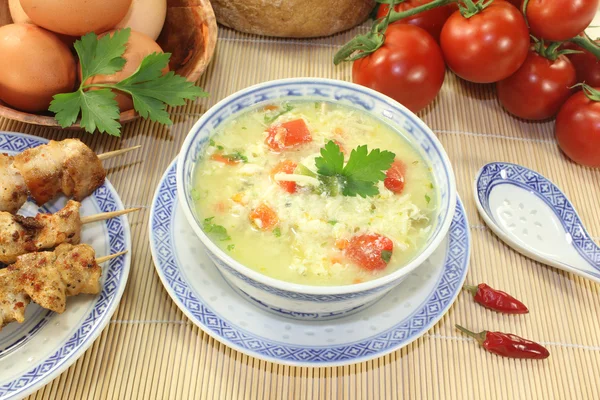 Sopa de pollo asiático con huevos — Foto de Stock