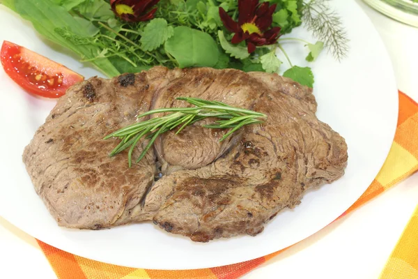 Bife de lombo fresco com salada de ervas selvagens — Fotografia de Stock